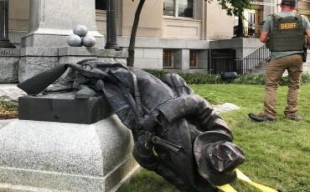 Tüntetők döntöttek le egy konföderációs emlékművet Észak-Karolinában