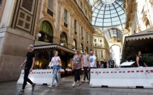 Betontömbökkel, kordonokkal és virágládákkal védik az olasz városok központjait