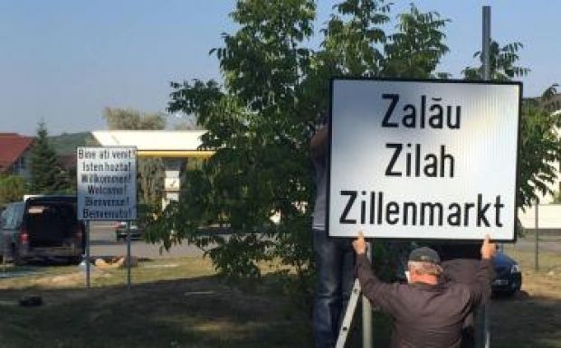 Huszonhét év után kihelyezték a többnyelvű helységnévtáblákat Zilahon