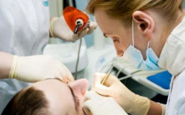 Tízből három romániai lakosnak egyetlen eredeti foga sincs