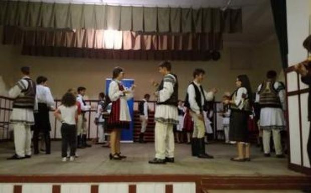 Magyar és román gyerekek tanulják egymás táncait Csíkmadarason