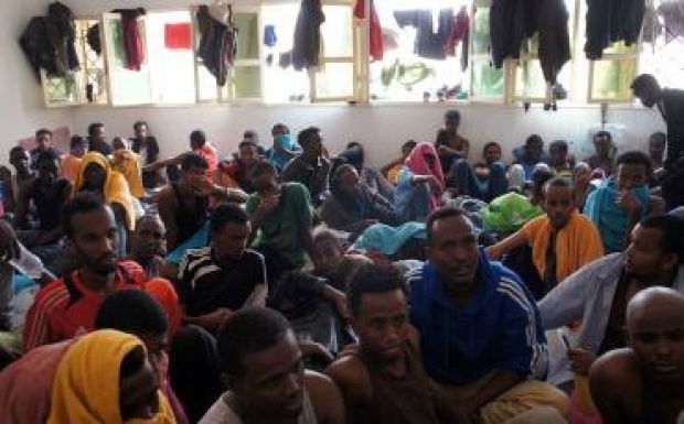 Cáfolta az olasz belügyminiszter, hogy Olaszország lefizette az embercsempészeket