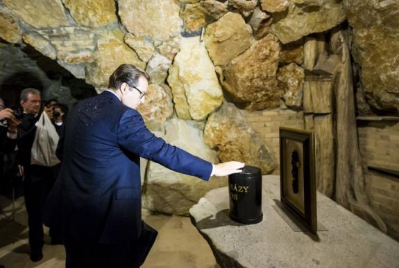 Végső nyugalomra helyezték Esterházy János hamvait a felvidéki Alsóbodokon