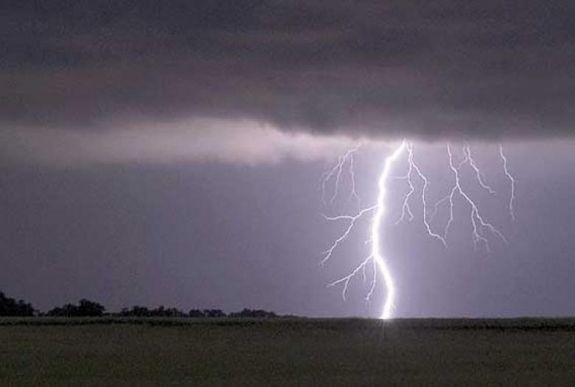 Villámcsapás következtében elhunyt két személy