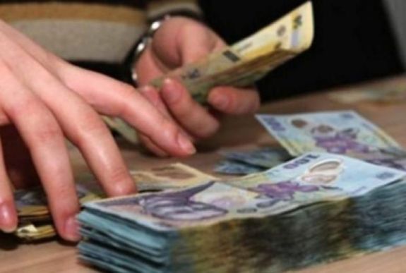 Szakszervezeti vezető: január 1-től csak 5 százalékkal nőnek a bérek a közszférában