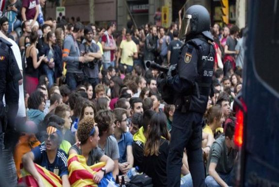 Folytatódnak az utcai tiltakozások Barcelonában a spanyol hatósági intézkedések miatt