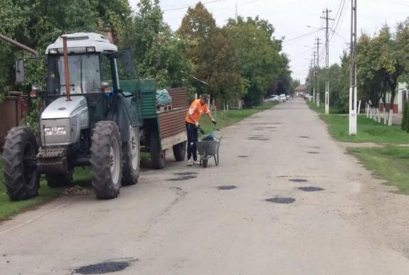A tanácsosok saját kezűleg javítják a kátyúkat egy Arad megyei községben