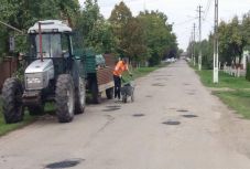 A tanácsosok saját kezűleg javítják a kátyúkat egy Arad megyei községben