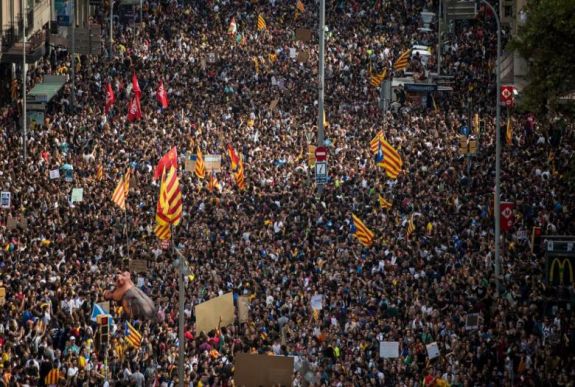 FRISSÍTVE - 300 ezren tiltakoznak Katalóniában