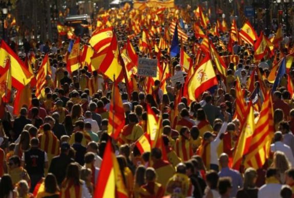 FRISSÍTVE - A függetlenség ellen tüntetnek Barcelonában