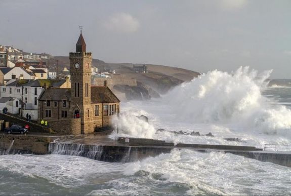 Lecsap Ophelia Európára: nehéz napok várnak a britekre