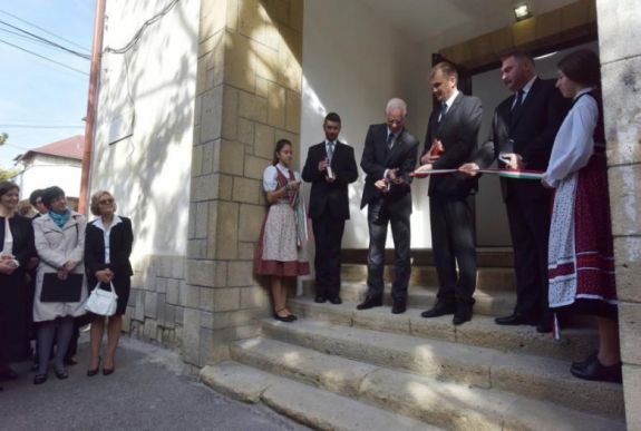 Birtokba vették a zilahi magyarok a felújított Kálvineumot