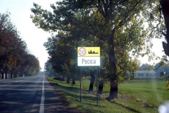 Ismeretlen okokból eltűnt az egyik magyar helységnévtábla Pécskán