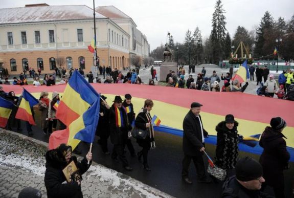Trikolórt lengető románok százai vonulnak fel Hargita és Kovászna megyében