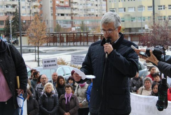 „A kormány nem játszadozhat az árva gyermekek sorsával” – utcára vonultak Csíkszeredában