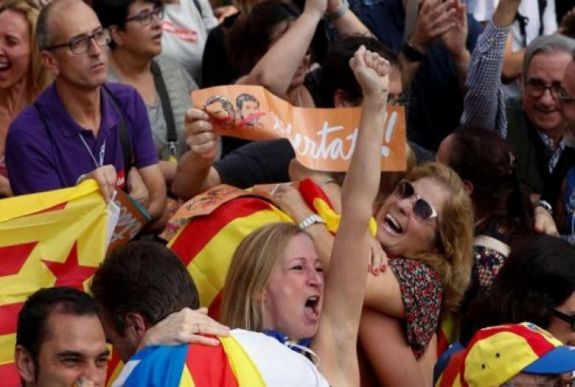 Barcelonában kikiáltották a Katalán Köztársaságot, Madrid a régió kormányát függesztette fel  (percről percre)