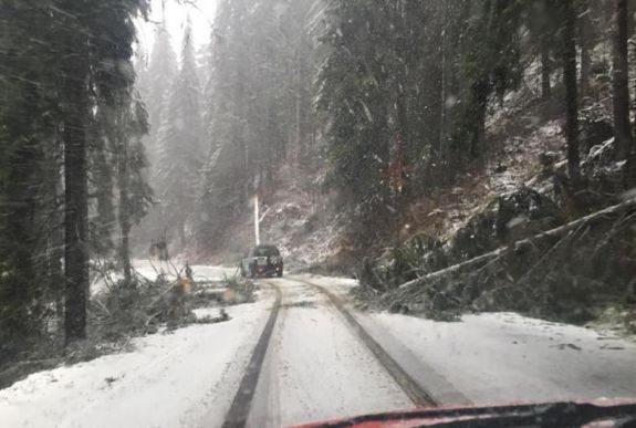 Több utat lezártak Hargita megyében a hó- és szélvihar miatt