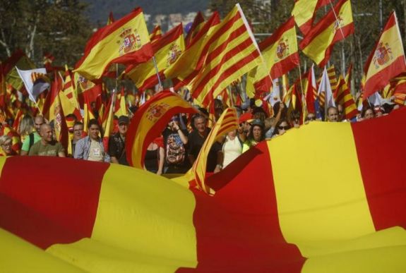 Több százezren tüntetnek Barcelonában Spanyolország egységéért