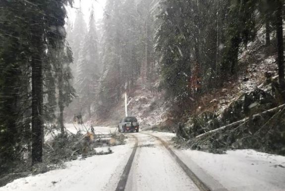 FRISSÍTVE - Hat megyében váltak járhatatlanná útszakaszok a havazás és szélvihar miatt