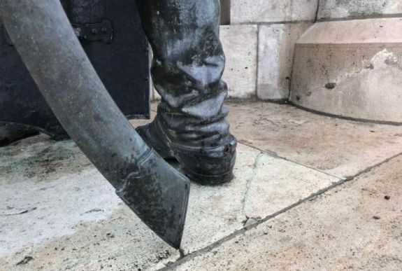 Feljelentést tesz az RMDSZ a Mátyás-szobor megrongálása miatt