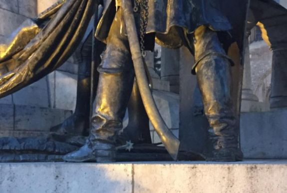 Gergely Balázs: nem etnikai ügy a Mátyás király szoborcsoport megrongálása