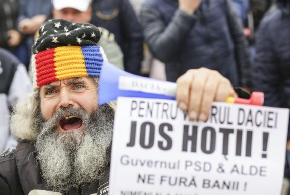 Elegük lett a kormányból a Dacia gyár alkalmazottainak, tüntetni kezdtek