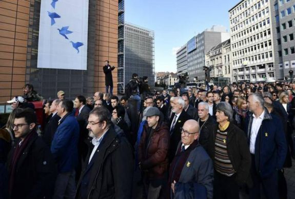 Katalán polgármesterek a politikai foglyok szabadon bocsátását követelték Brüsszelben