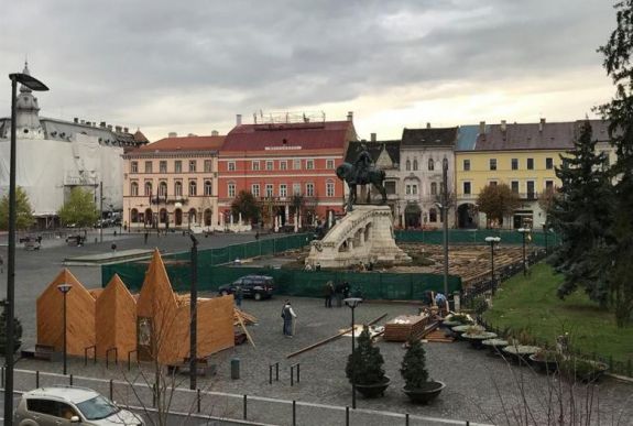 Élénk vitát váltott ki, hogy korcsolyapályát építenek a Mátyás-szoborcsoport köré