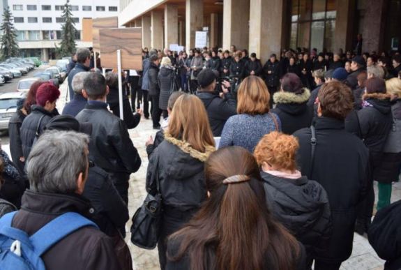 Ismét tüntettek Csíkszeredában a Hargita megyei gyermekvédelmi rendszerért