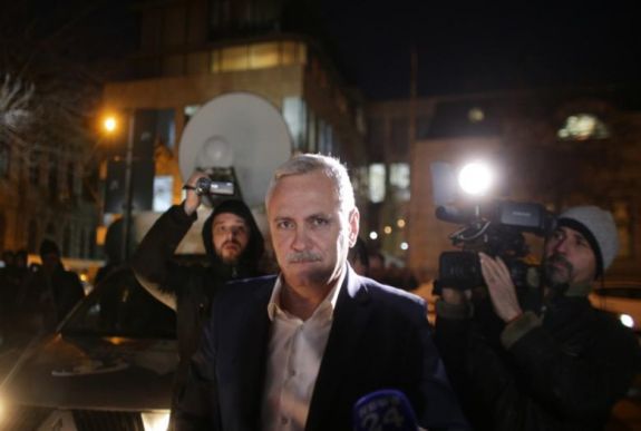 Támogatók és tiltakozók fogadták Liviu Dragneát a DNA székháza előtt