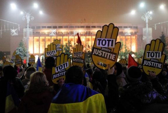 Tízezrek tüntettek vasárnap este a kormány ellen Bukarestben és a nagyvárosokban