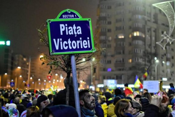 Karácsonyi vásárt szerveznek a kormány épülete előtt, ahol a tüntetések szoktak zajlani