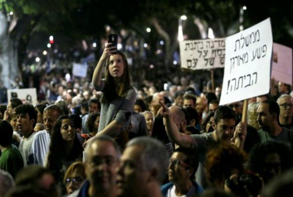 Több tízezren tüntettek szombat este Tel-Avivban a korrupció ellen