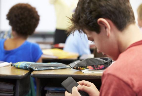 Átok vagy áldás az okostelefon? Székelyföldi diákokat, szülőket és tanárokat kérdeztek