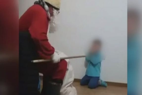 Bottal fenyítette a Mikulás a zokogó kisgyereket Beszterce-Naszód megyében