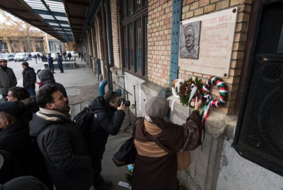 Emléktábla Puczi Bélának: Magyarországon román cigányként tekintettek rá