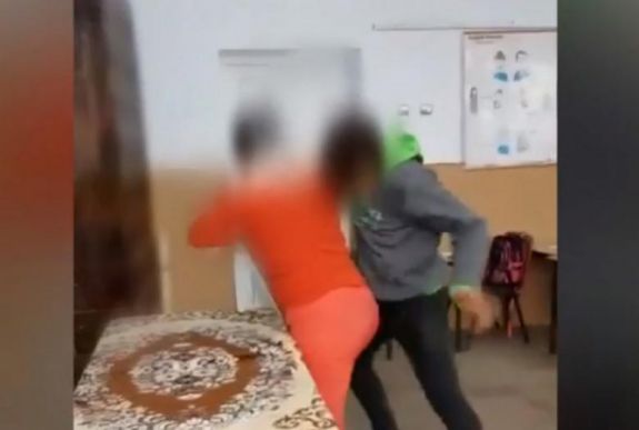 Diákok vernek tanárokat az iskolákban: mi áll az ijesztő jelenség mögött?