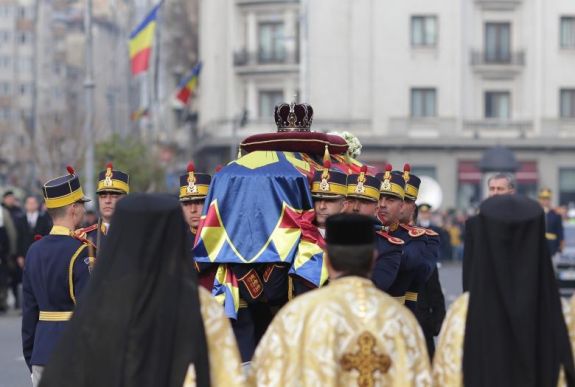 FRISSÍTVE - Utolsó útjára kísérték Mihály királyt