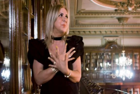 Botrány tört ki egy egyetemi könyvtárban forgatott manele klip miatt