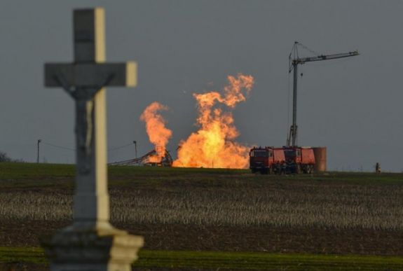 Kanadai szakértők segítenek oltani a határ mellett lángoló földgázkutat