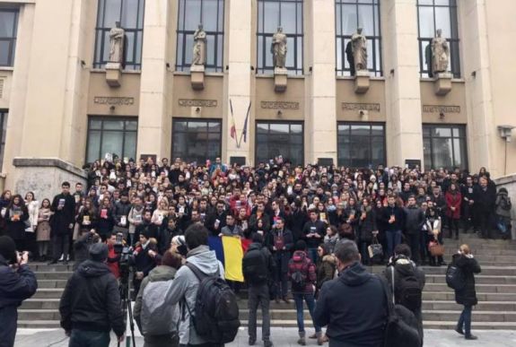 Alkotmánnyal a kezükben tiltakoztak a joghallgatók az igazságügyi törvények ellen