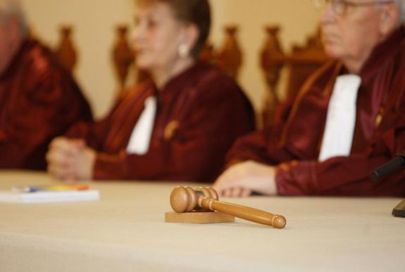 Megtámadják az alkotmánybíróságon a bírák és ügyészek jogállásáról szóló törvény módosítását