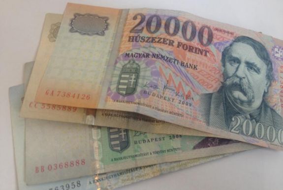 Ezek a forintjuttatások járnak idéntől az erdélyi magyar családoknak is