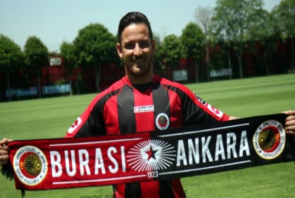 Egy kurd focista bírálta a török elnököt – rálőttek az autójára