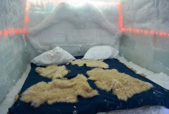 Magyar „jégművesek” építik a jéghotelt és a jégtemplomot a Bâlea-tónál