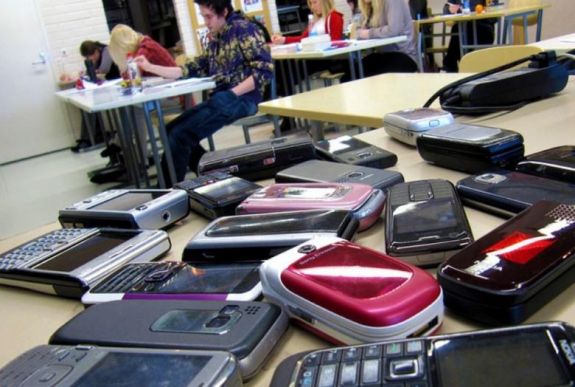 Mobiltelefonok nélkül az iskolapadban: alkotmányt sért a szabályzatmódosítás?
