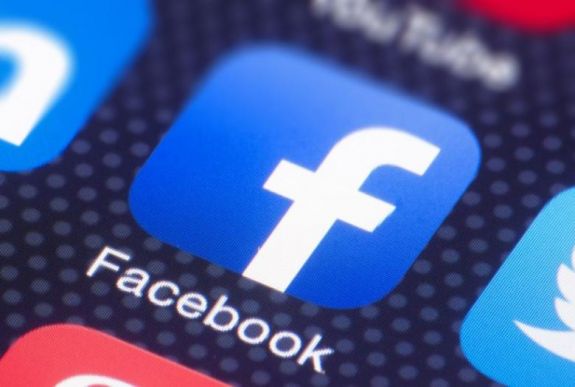 Tízezer eurót kell fizetnie saját fiának, amiért fényképet tett ki róla a Facebookra