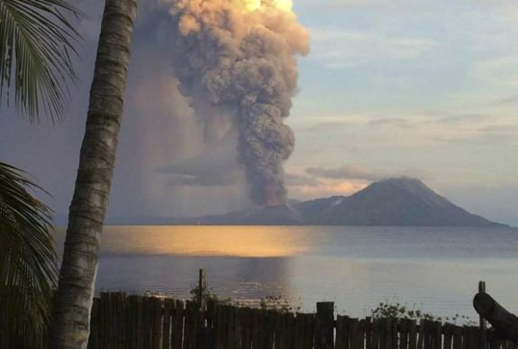 Már két szigetet telepítettek ki vulkánkitörés miatt Pápua Új-Guineában