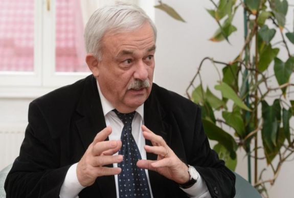 Kató Béla református püspök: csak az intézményeink révén tudunk megmaradni – interjú