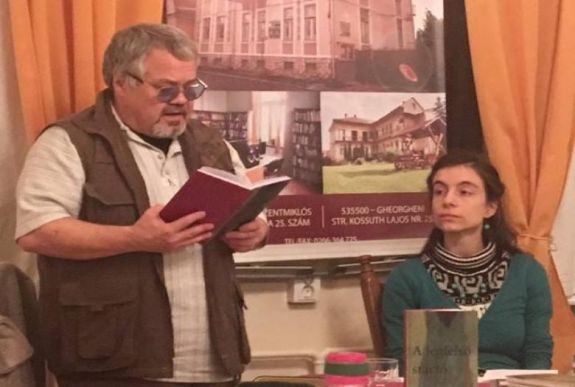 Minimál meséket dedikáltattak Molnár Vilmossal a gyergyóiak
